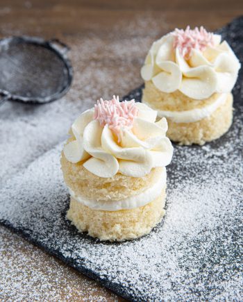 Mini cake με λευκή βουτυρόκρεμα